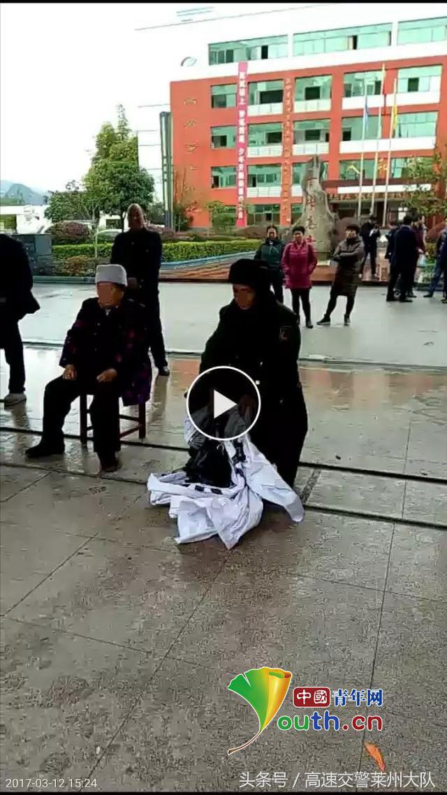 中学生持刀砍老师后被老师群殴致死—校园中何来如此多戾气？