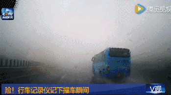 “死神来了”大雾中的连环撞击，实拍蓝色公交冲进车祸现场