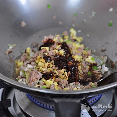 鸡蛋酱肉包 春天就酱吃