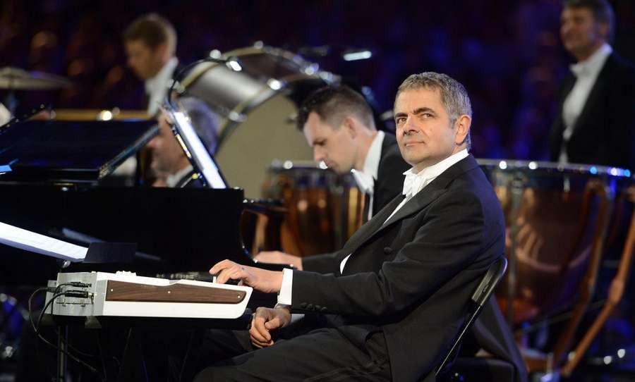 你原来认识的是假的憨豆！真的憨豆是个爱飙车、泡嫩妹的魅力男人