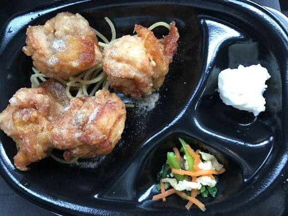 化妆师跟剧组到日本拍戏的伙食，晒给你们看