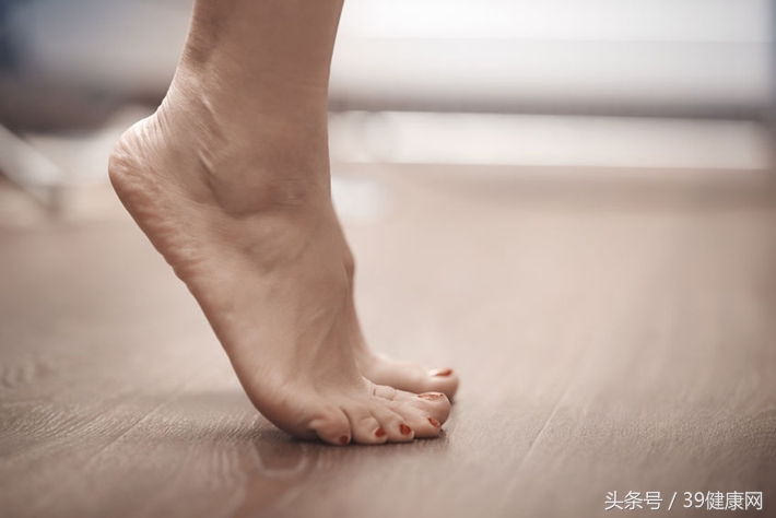 男人小便加上这个动作，竟有补肾壮阳之效！