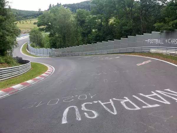 F1赛道上哪条赛道最难(F1最难赛道——“纽北”赛道，这里挑战、心跳、危险与荣誉同行)