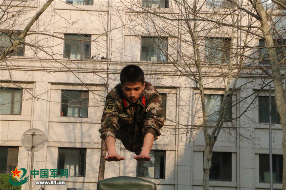 帅气的杠上敬礼,看哪个特技动作你会做?