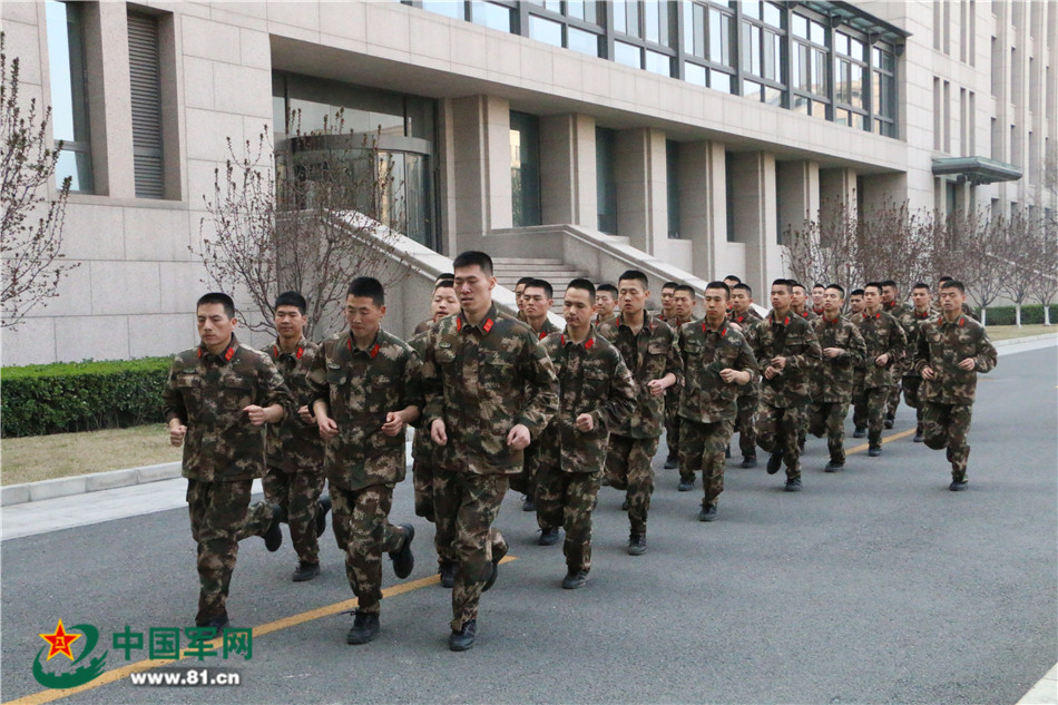 帅气的杠上敬礼,看哪个特技动作你会做?