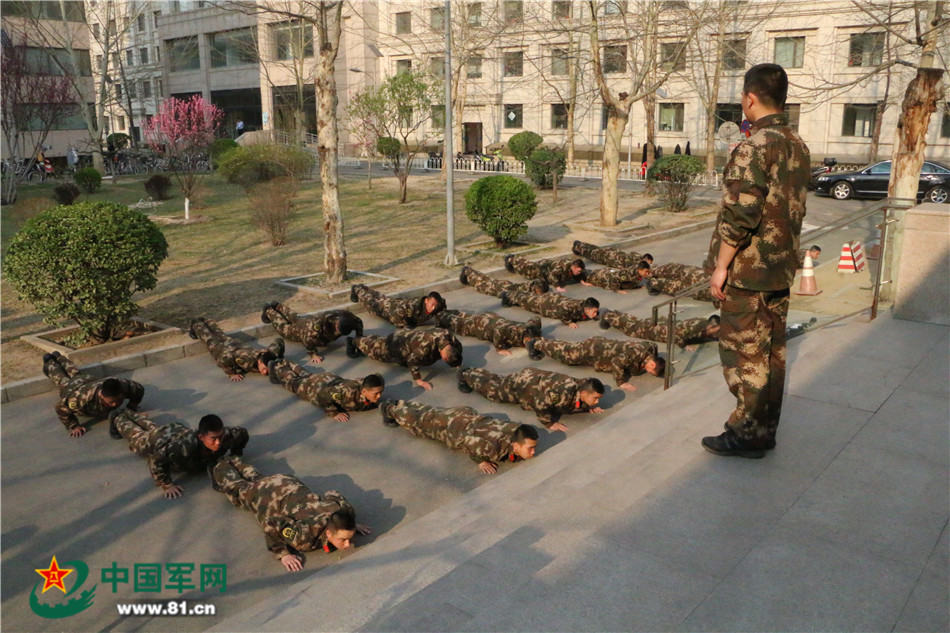 帅气的杠上敬礼,看哪个特技动作你会做?