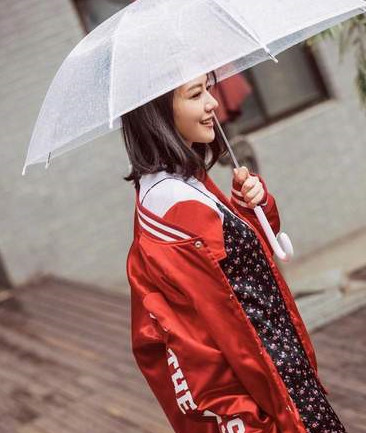 美丽人妻高圆圆最新早春街拍，杨幂戴上墨镜露出大白腿