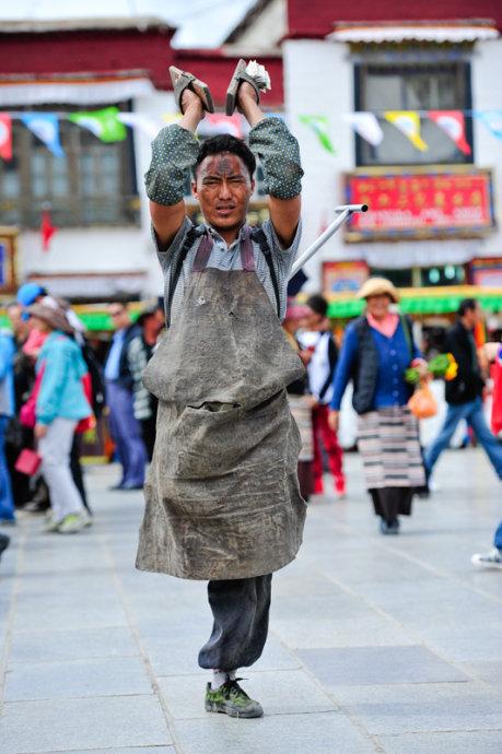 西藏路上，虔诚的朝拜者，意义何在？