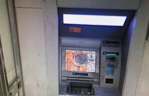 黑客怎么做到站在 ATM 面前，机器就直接吐出钞票？
