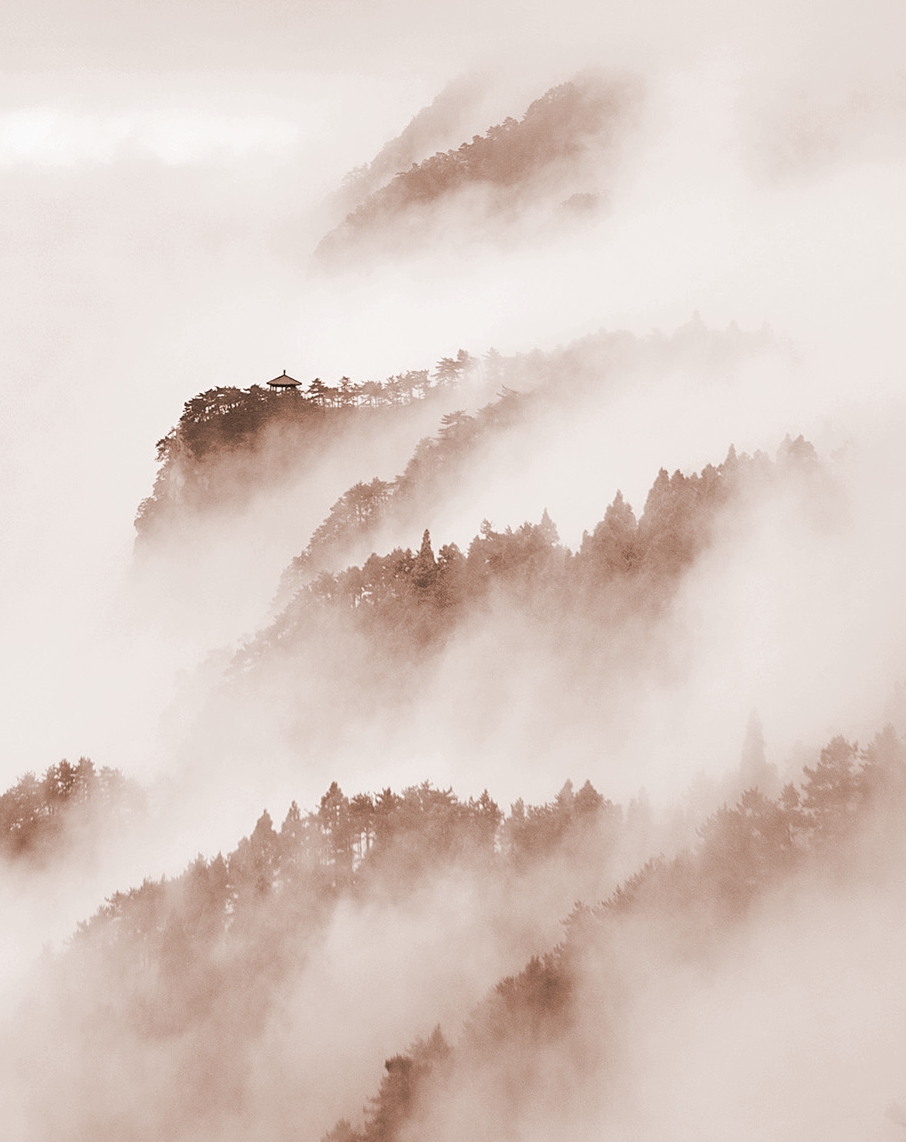 云雾缭绕的庐山宛如仙境一般