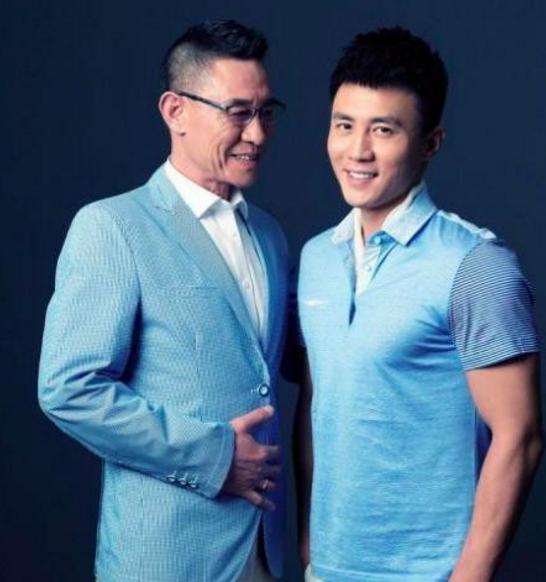 这位老先生的名字为杜志国,也是一个著名影视演员.