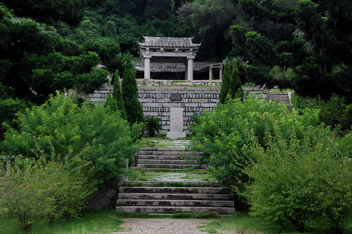 伊斯兰教圣墓位于泉州东郊灵山南麓,是全国重点文物保护单位.