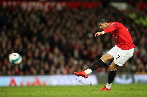 足球抽射用哪个部位(完成一脚漂亮的凌空抽射需要注意什么?