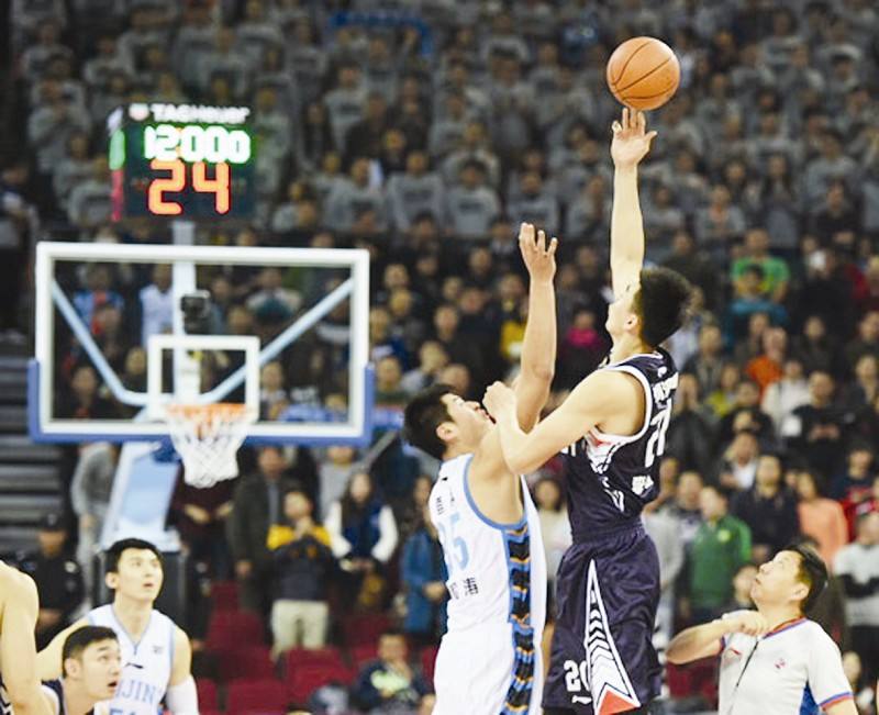 以前nba进球后为什么停表(细心的你有没有发现，CBA联赛经常会偷时间？真相在这里！)