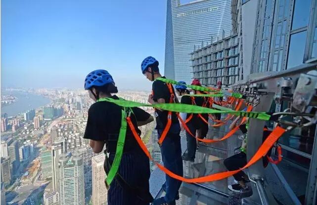 在满是混泥土钢筋浇筑的城市中,有一处空中玻璃走廊让你在空中俯瞰