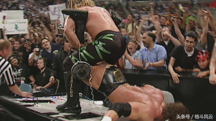 摔角狂热29完整(WWE布洛克莱斯纳把对手脖子，自己再也不敢玩高飞了！)