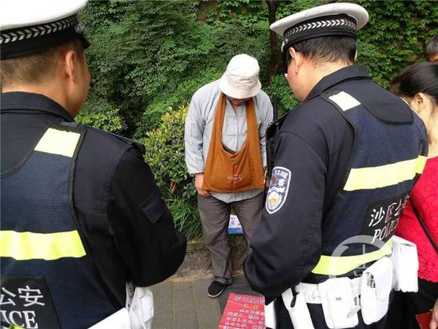 “哑巴大师”面对民警突然开口：我算命免费