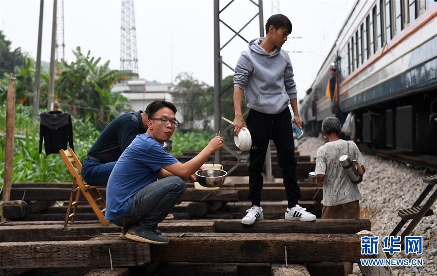 “以车为家”的铁路换轨工