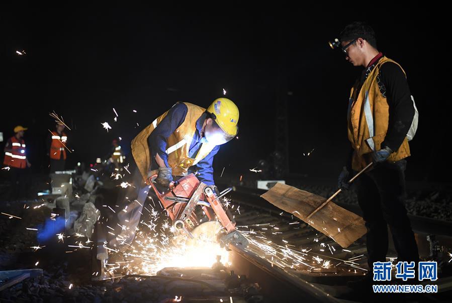 “以车为家”的铁路换轨工