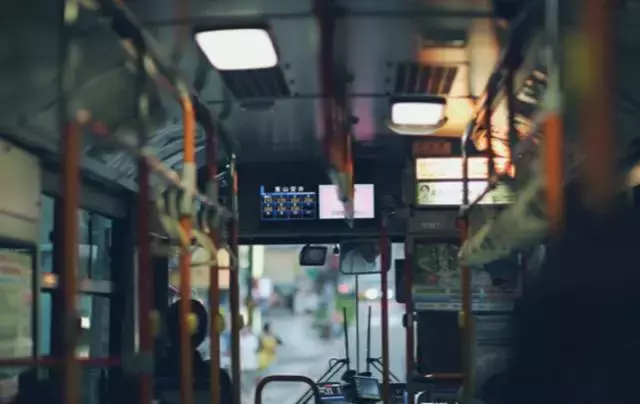 形容一个人很拽是什么意思（嚣张 炫酷 目中无人）