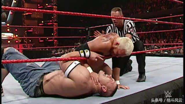 摔角狂热29完整(WWE布洛克莱斯纳把对手脖子，自己再也不敢玩高飞了！)