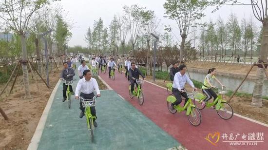 人民的名义即视感！河南许昌市委书记五一骑共享单车考察中央公园