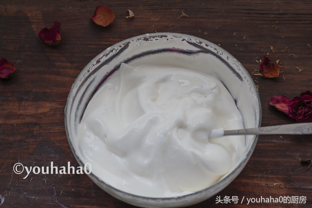 牛奶摇身一变：轻松打发奶油的神奇技巧
