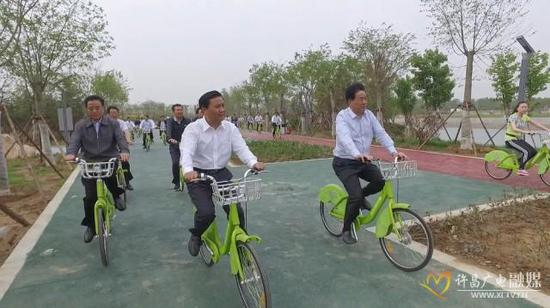 人民的名义即视感！河南许昌市委书记五一骑共享单车考察中央公园