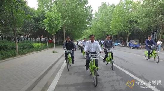 人民的名义即视感！河南许昌市委书记五一骑共享单车考察中央公园