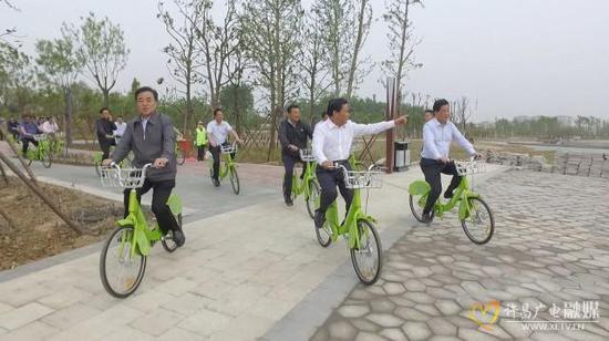 人民的名义即视感！河南许昌市委书记五一骑共享单车考察中央公园