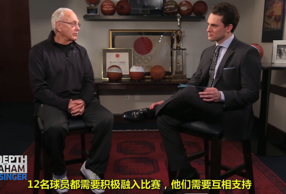 nba球员为什么挂毛巾(为什么板凳球员都喜欢站起来挥毛巾？拉里布朗说出了其中的奥秘)