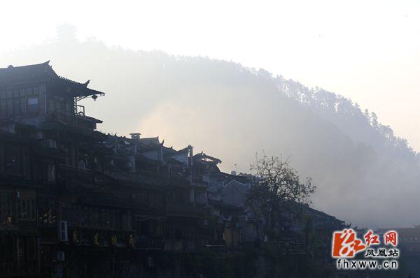 凤凰古城：晨曦映烟波 沱江美如画