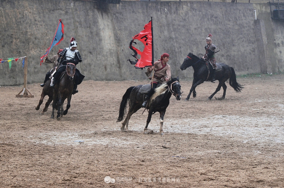 马作的卢飞快,弓如霹雳弦惊