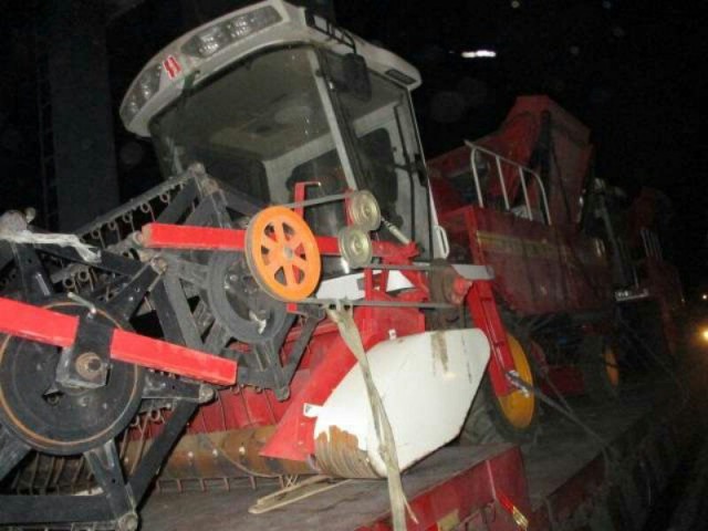 是假的真不了 濰坊西收費(fèi)站查獲了一輛假聯(lián)合收割機(jī)