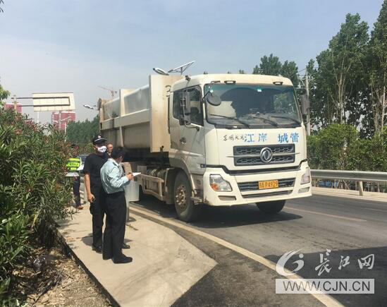 黃陂專項(xiàng)整治生活垃圾運(yùn)輸車 查扣車輛一臺(tái)