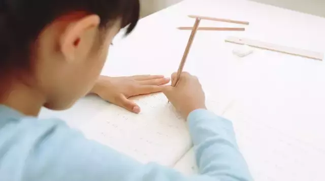四年级大写字母书写练习：快速掌握ABCD正确写法