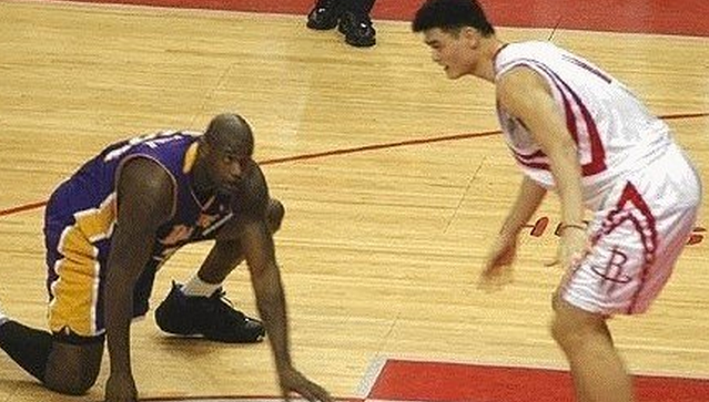 nba比赛前为什么下跪(科比乔丹詹姆斯都曾经在NBA球场下跪，原因你知道吗？)