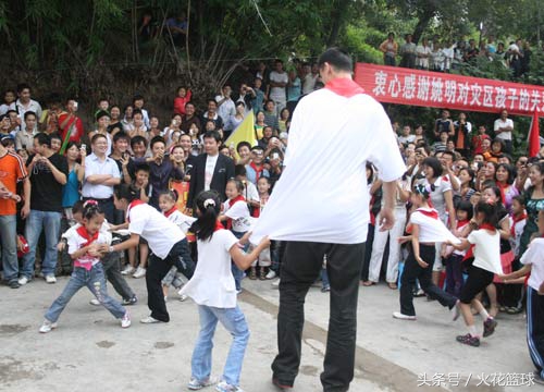 姚明在nba为什么都欢迎他(姚明为什么那么受欢迎？14张图告诉你，他是最没架子的篮球巨星)