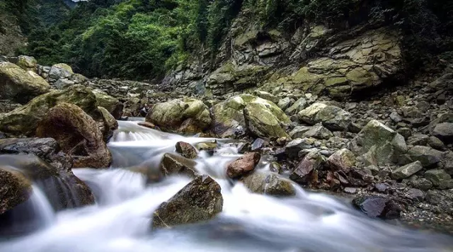 崇州九龙沟漂流(成都周边7个耍水好去处，人少免费很清凉！)