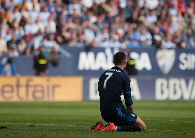 c罗孤独的跪在马拉加禁区内,皇马7号留给球迷一个孤单的,无助的背影.