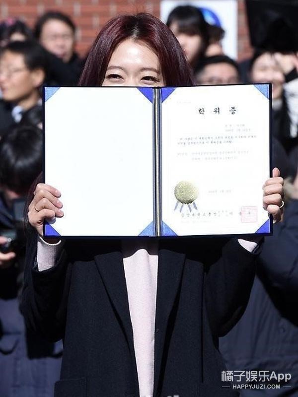 朴信惠大学8年才毕业，演员爱豆们上大学原来这么难