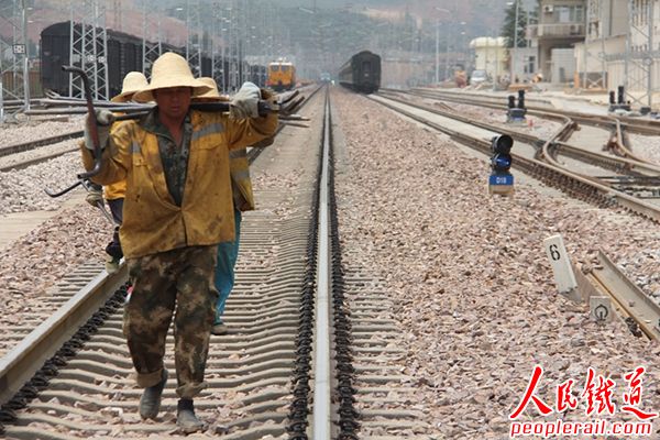 昆明枢纽羊堡站交叉渡线道岔更换顺利完成