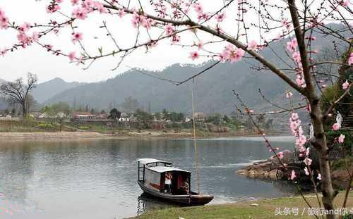 今日在桃花潭，总算见识到了“桃花潭水深千尺”之景象了