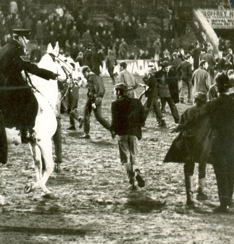 足球比赛开赛前为什么浇水(历史：沙尔克04梦之队的光辉与黑暗(1963-1972))