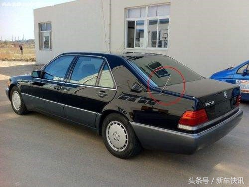 为什么很多车顶上都有一个翘起来的小尾巴，是干什么用的呢？