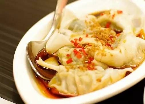 麻辣抄手这碗抄手真是对的起它的名字呀,火红火红的,抄手皮薄馅多,咬