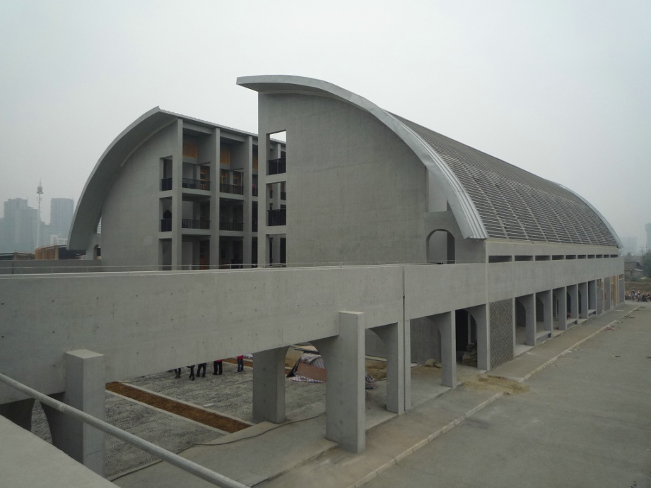 建筑设计师采用清水混凝土打造素颜建筑，清新简约增加自然美