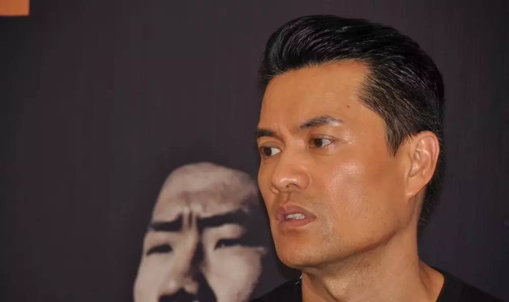 员训练班第6期出道,与83版《神雕侠侣》小龙女陈玉莲同班,晚周润发3期