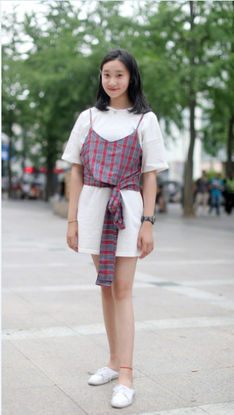 杭州街头美女如云，这样的街拍美爆了，一件白T也能穿出风情万种