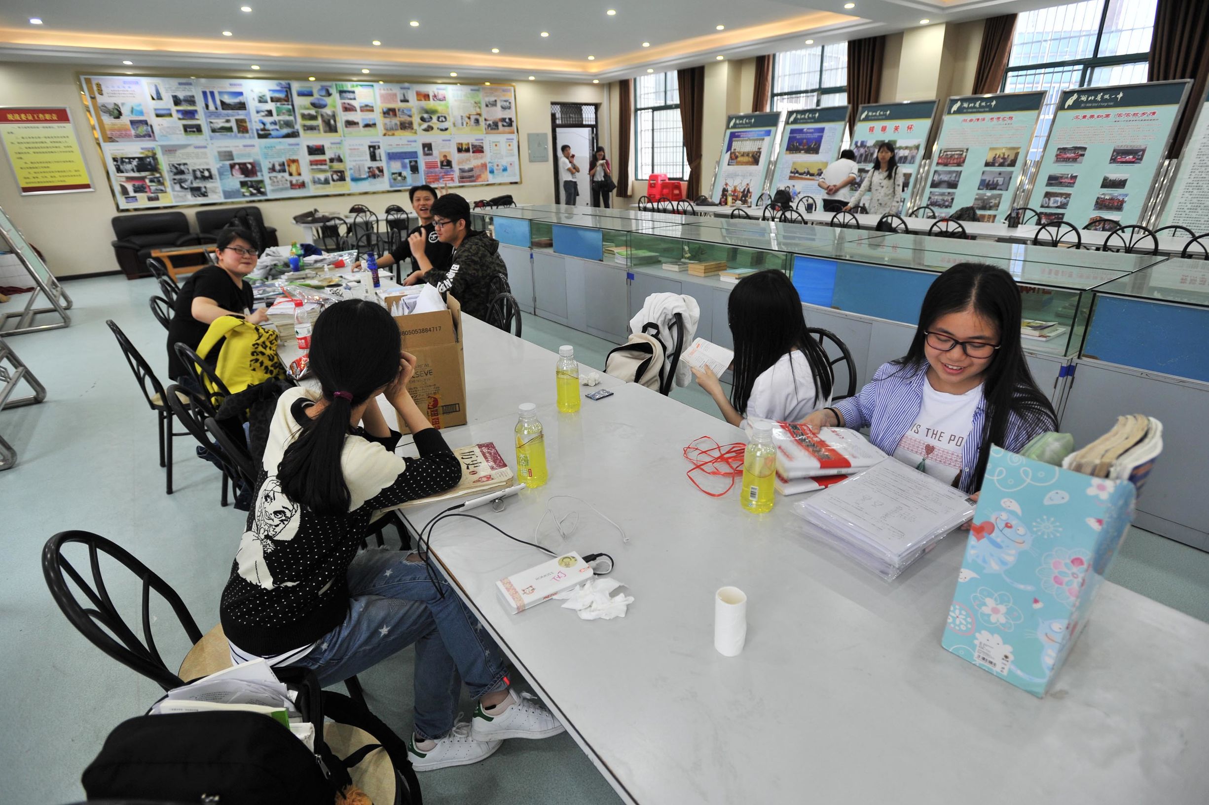 黄陂这所中学是武汉最大高考考场，1885名考生同吃同住